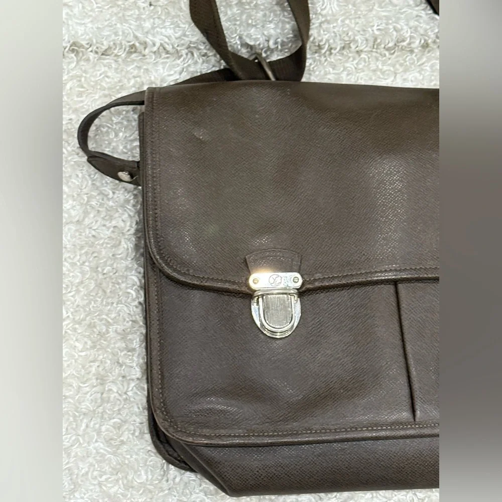 Louis Vuitton Taiga Messenger Bag